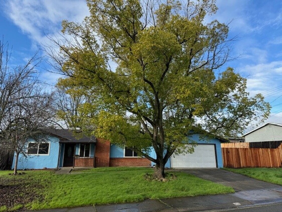 Primary Photo - Nicely updated home in Roseville with larg...
