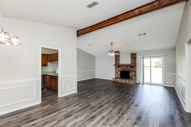 Building Photo - 7401 Meadow Creek Dr