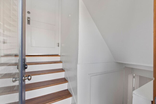Building Photo - 2 Bedroom 1 Bath Duplex