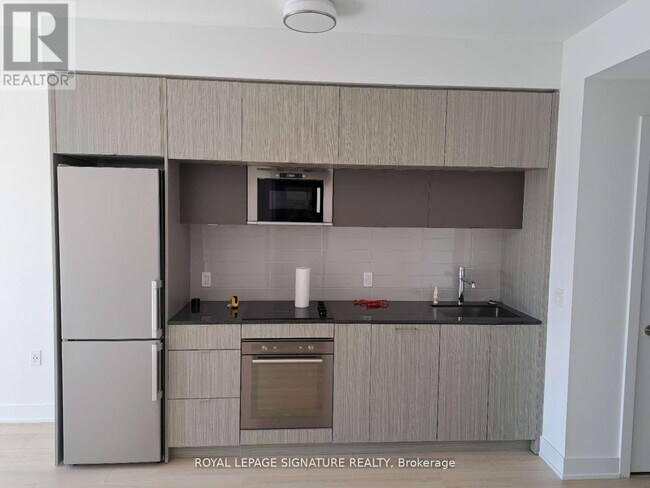 Building Photo - 575 Bloor St E