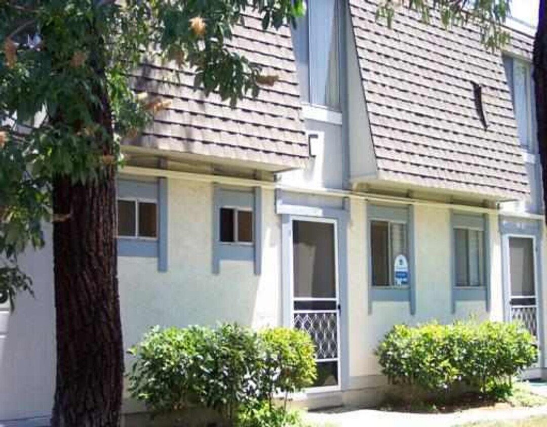 Primary Photo - Great 2 bd 1 and 1/2 bath townhouse in sup...