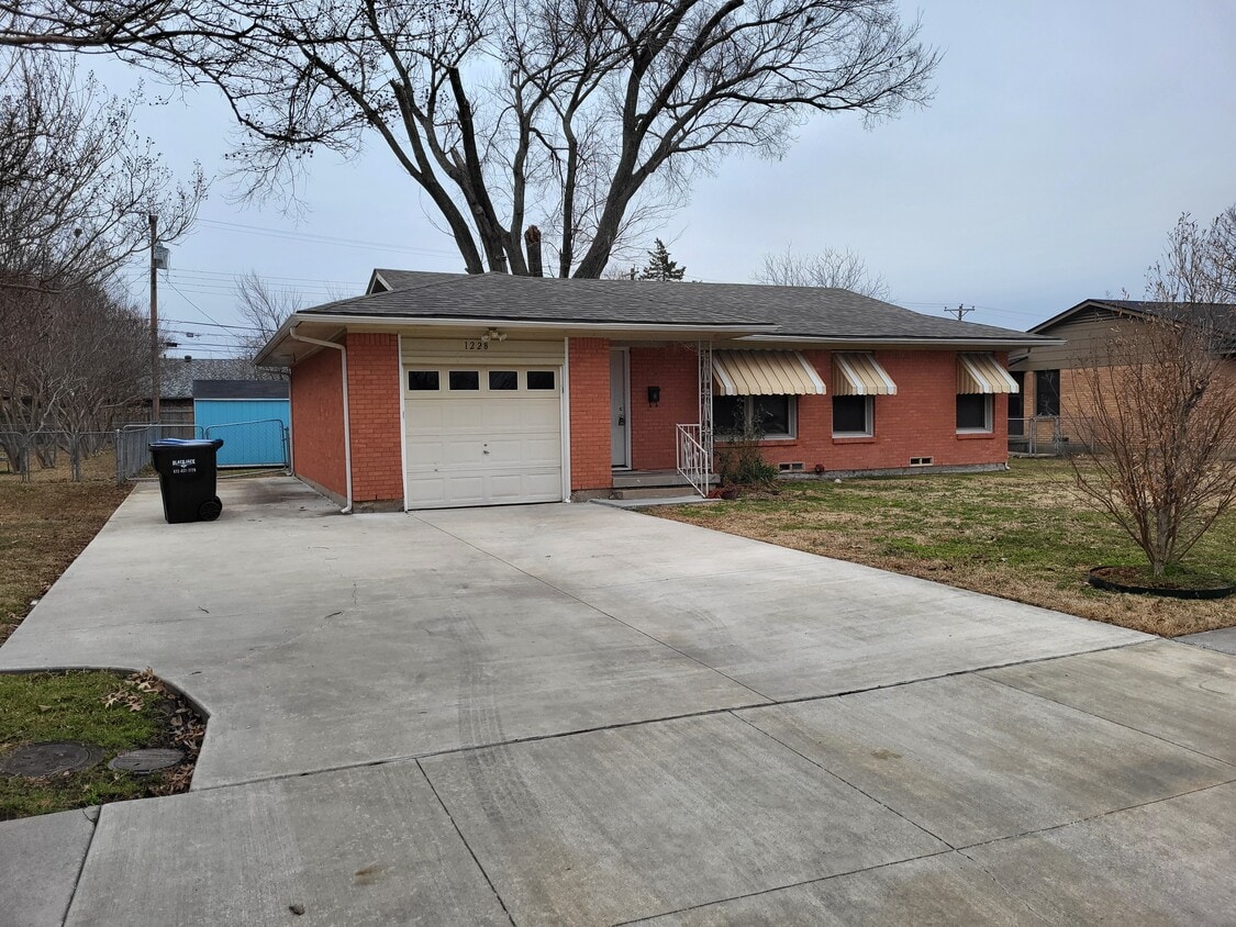 1228 Skyline Dr, Greenville, TX 75401 House Rental in Greenville, TX