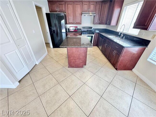 Foto del edificio - BEAUTIFUL 3 BEDROOM HOME IN SUMMERLIN