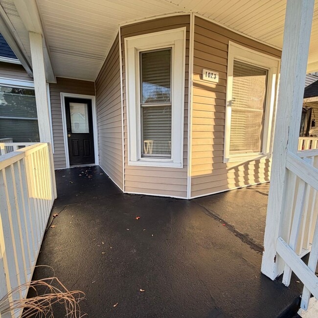 Building Photo - Large 3 bedroom home with a den!