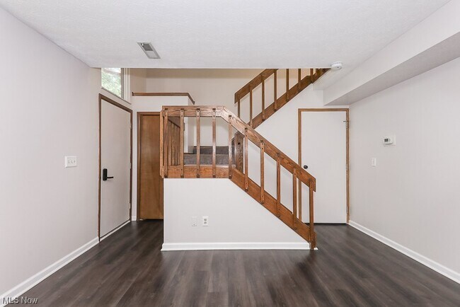 Building Photo - 1465 Rydalmount Rd