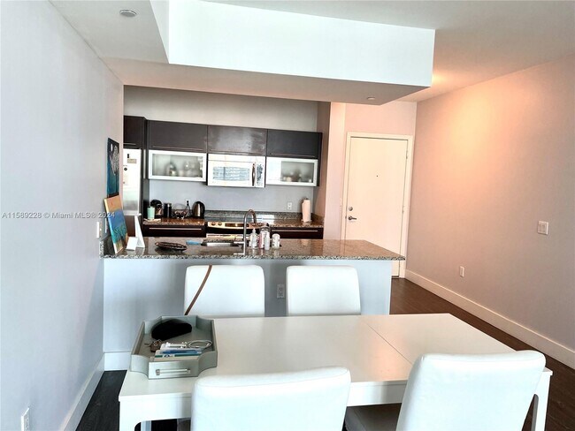 Building Photo - 950 Brickell Bay Dr