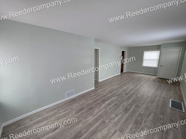 Building Photo - Large 4 bedroom 2 bathroom house