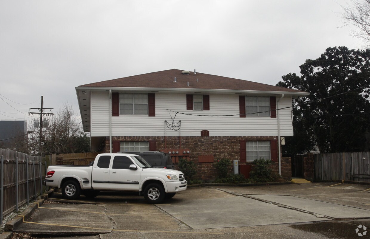 Building Photo - 212 Pine St
