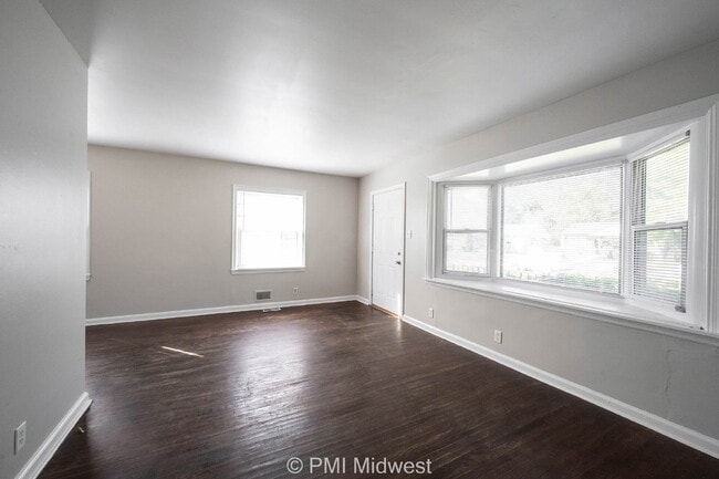 Building Photo - "Charming 3-Bed Home with Gleaming Hardwoo...