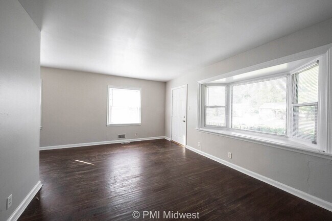 Foto del edificio - "Charming 3-Bed Home with Gleaming Hardwoo...