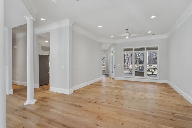 Building Photo - 9 Fairway Dr