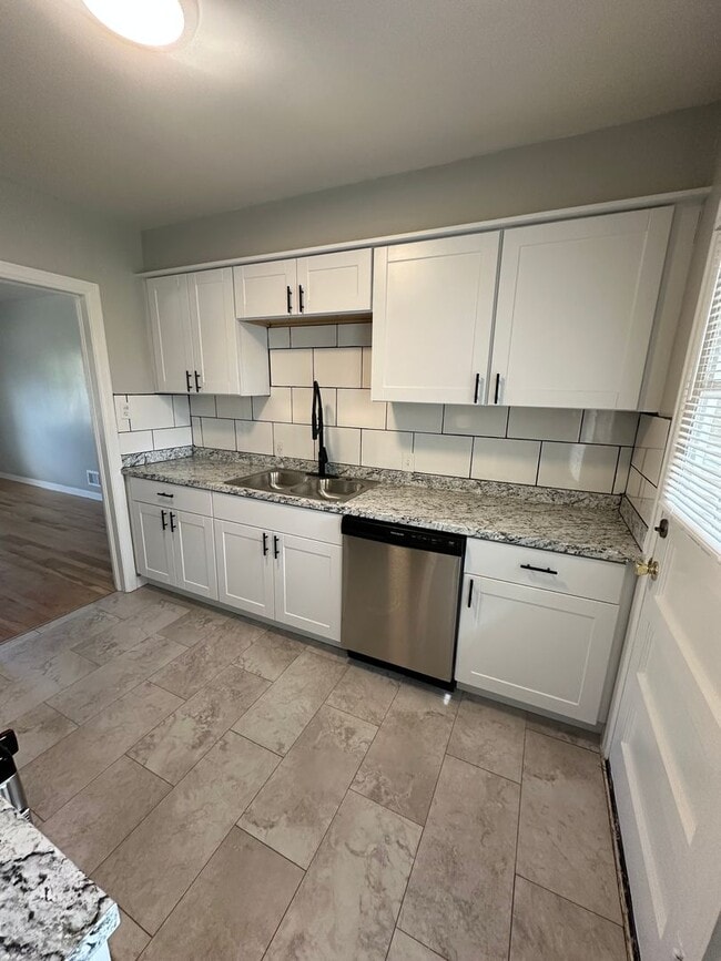 Foto del edificio - NICELY UPDATED 2 BEDROOM, 1 BATHROOM APART...