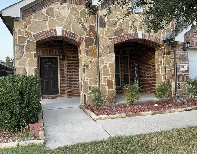 Building Photo - 800 Chatsworth Dr