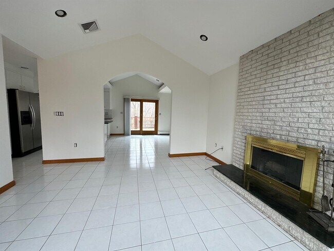 Foto del edificio - 116 Grover Rd
