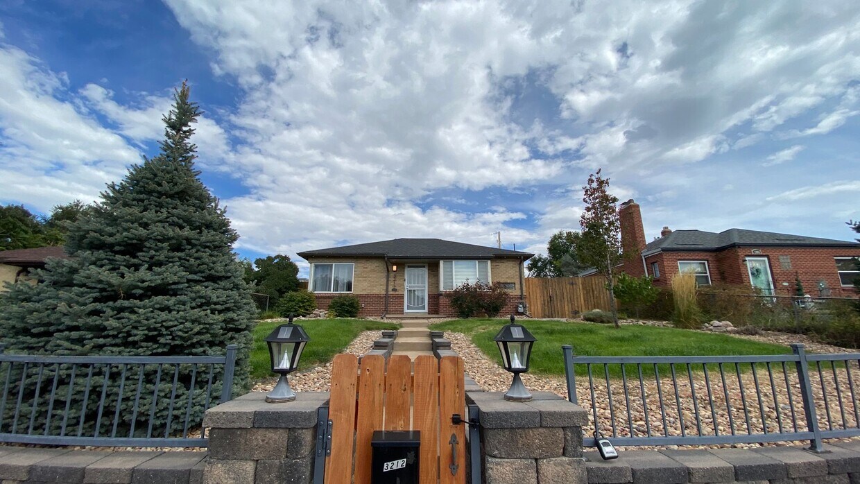 Foto principal - Beautiful Single-Family Home in Denver's N...