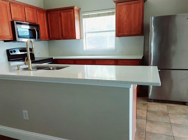 Foto del edificio - 7901 Whispering Tree Ln