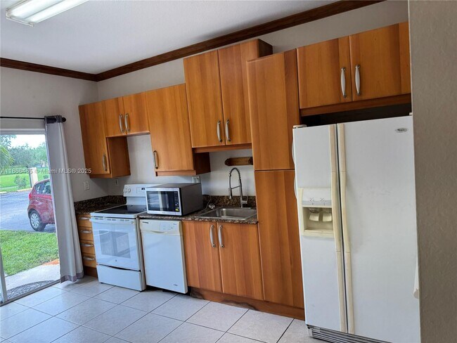 Foto del edificio - 6922 NW 179th St