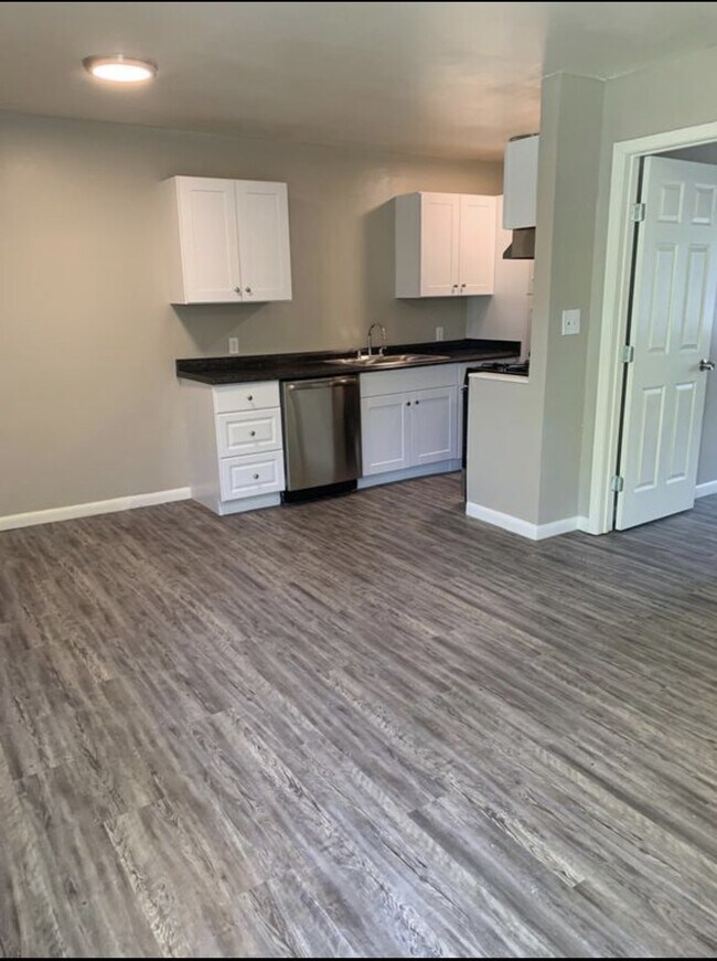 Foto del edificio - "Charming 1-Bed Oasis with Granite Elegance in Prime Edmond Location!"