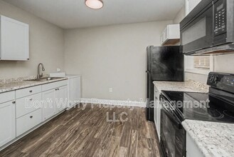 Building Photo - 615 Dumaine St
