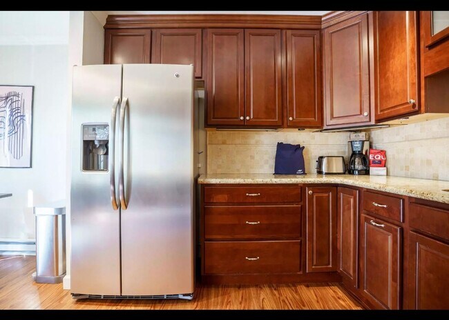 Building Photo - Beautiful 4BR 1.5B Townhouse in Mountain View