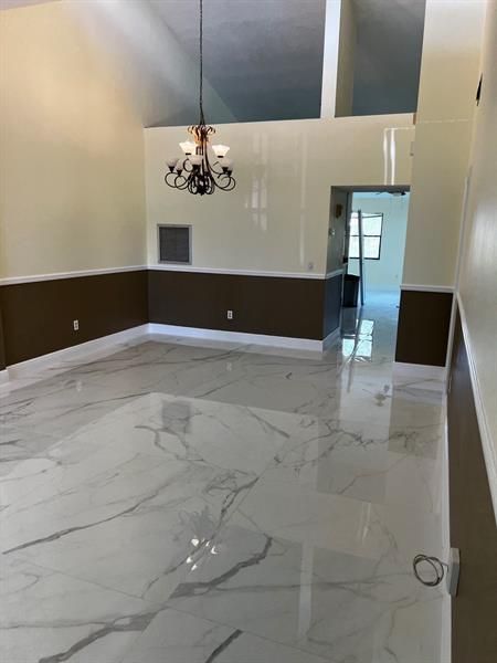 Foto del edificio - 12449 Guilford Way