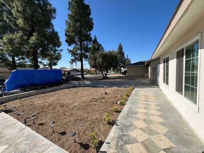 Building Photo - Newly Renovated 4-Bedroom Home with Bonus ...