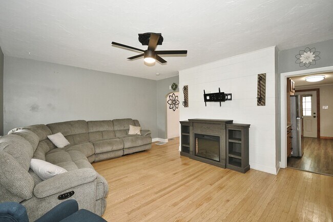 Foto del edificio - Beautiful 3 Bedrooms, 1 bathroom House Available Now!