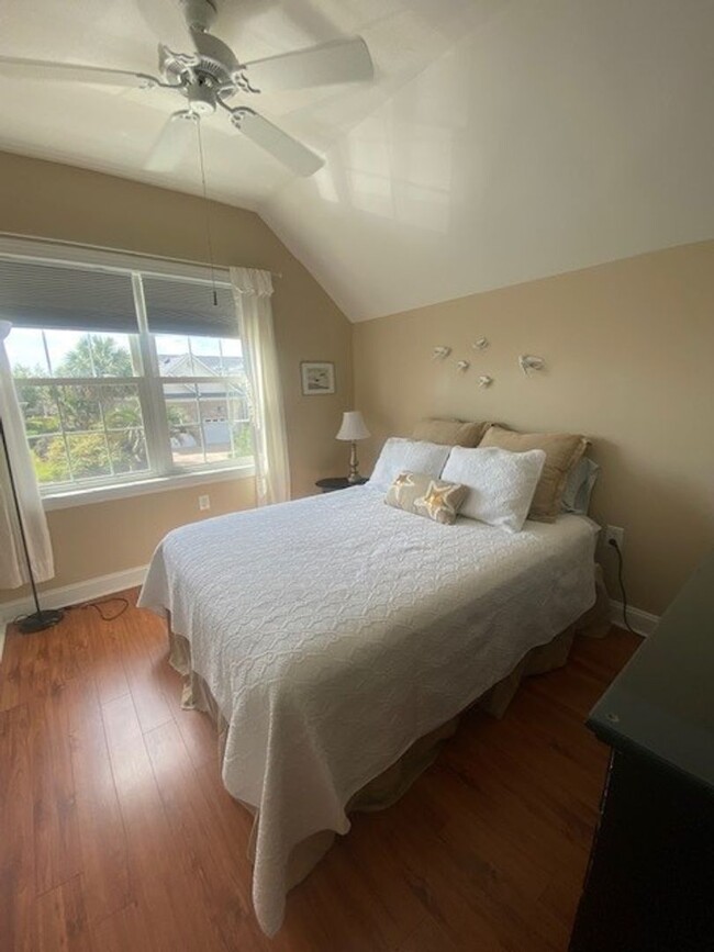 Foto del edificio - Nicely furnished garage apartment in gated...