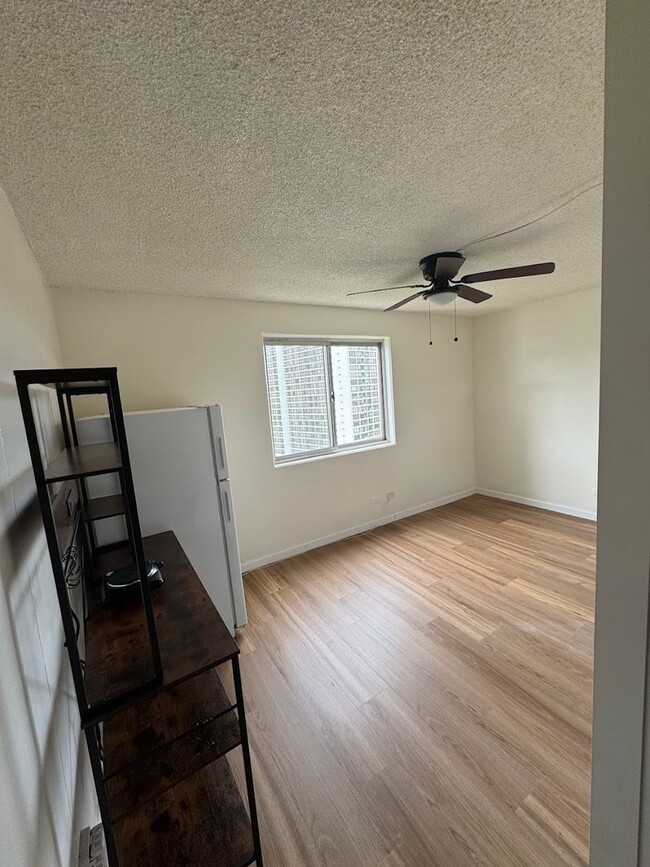 Building Photo - MOANALUA CURTIS #1208