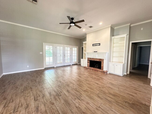 Building Photo - ACADIANA PLACE-GORGEOUS HOME-SOUTHEAST SHR...