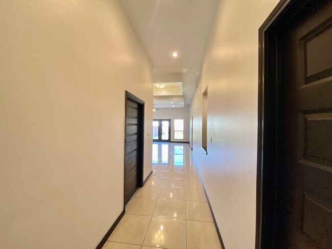 Foto del edificio - 6693 Garden Woods Ave