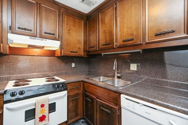 Building Photo - 335 Winding River Dr