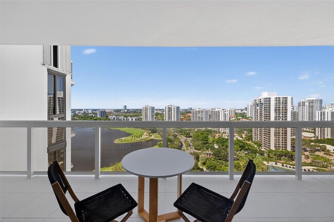 Foto del edificio - 20185 E Country Club Dr