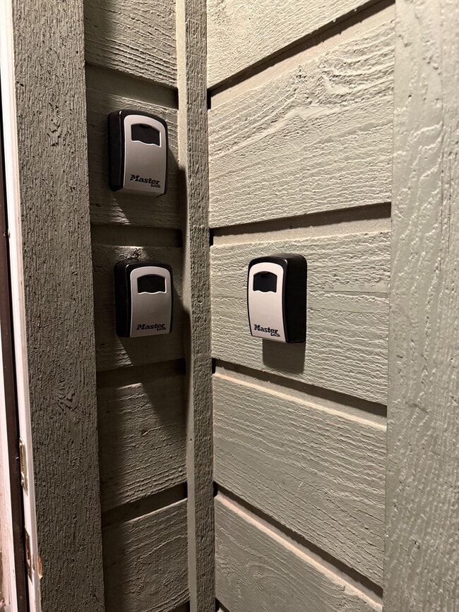 Building Photo - Room in Apartment on Starcrest Dr