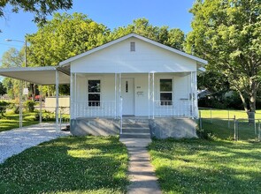 Building Photo - 828 W Talmage St