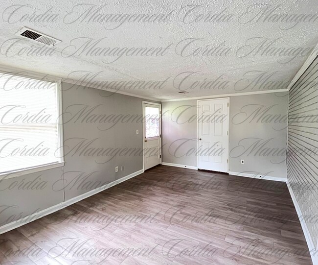 Foto del edificio - 3 Bedroom With Beautiful Hardwood Floors F...