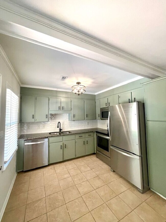 Foto del edificio - Charming Brick Ranch in Downtown Matthews ...