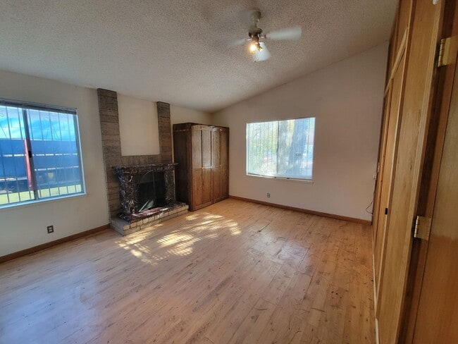 Building Photo - Single story in Montara Est 4 bed/2 full b...
