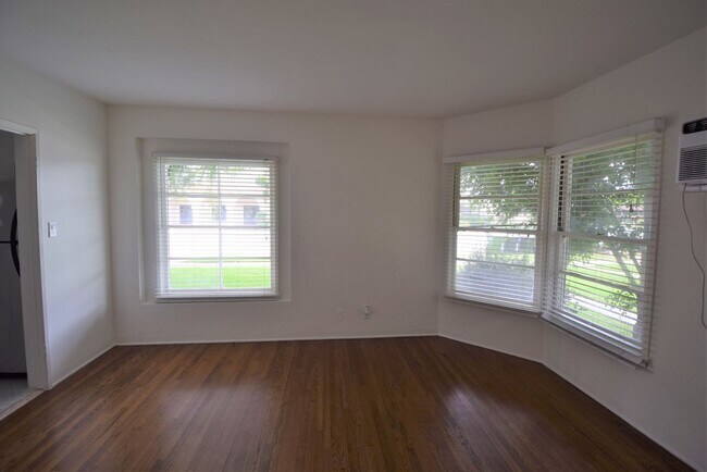 Building Photo - 10839 Moorpark St