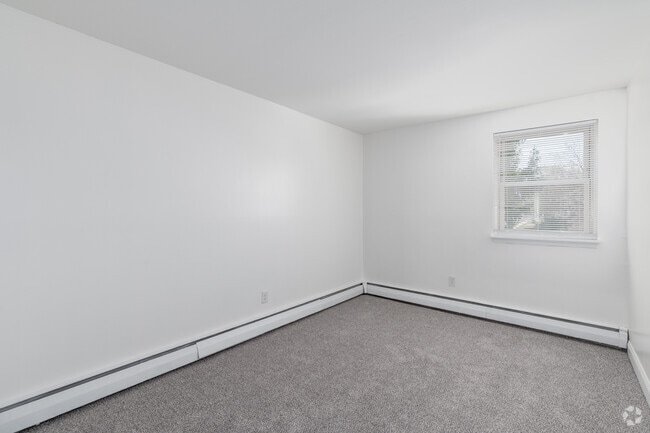 2BR, 1BA - 875SF - Bedroom - Parkside Manor Apartments