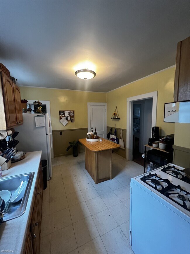 Foto del edificio - 2 br, 1 bath House - 32 Justin Rd Apt 2