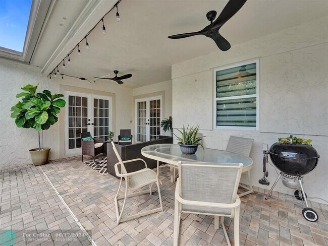Building Photo - 4960 SW 89th Ave