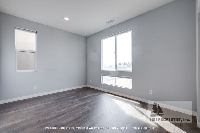 Building Photo - Modern 3 Story Home in Costa Mesa!