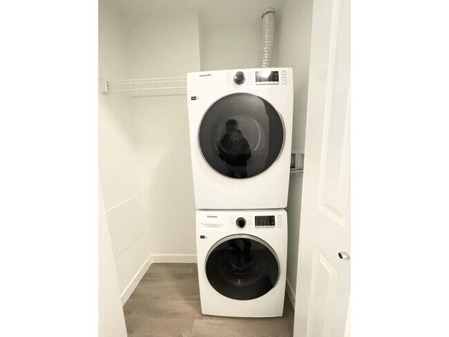 Photo du bâtiment - 15733-15785 85 Ave