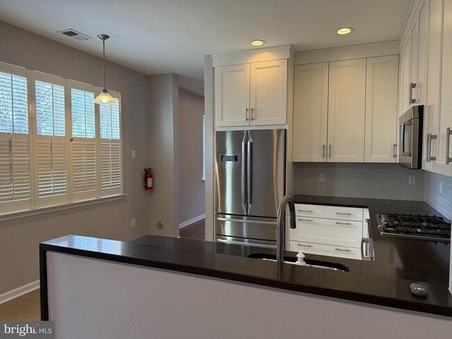 Building Photo - 3 Carey St