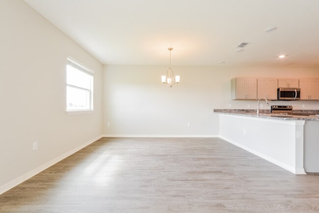 Building Photo - Bright 5-Bedroom Home in Winter Haven, FL