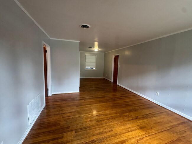 Foto del edificio - 1143 Lakewood Dr