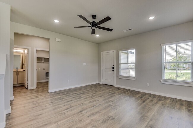 Foto del edificio - LUXURIOUS TRIPLEX LOCATED ON 1-ACRE LOT IN MIDLOTHIAN, TX!
