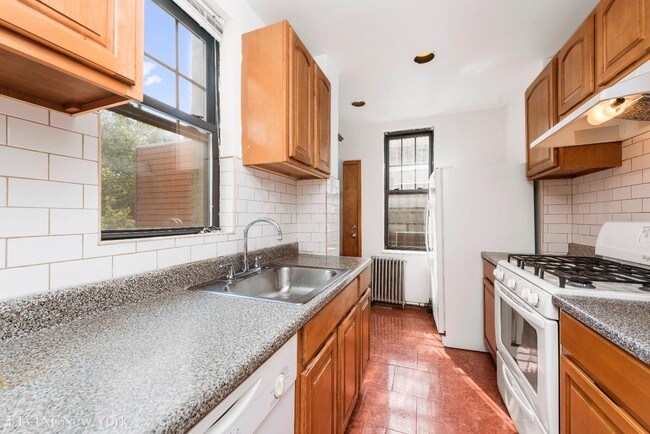 Foto del edificio - 128 Nassau Ave