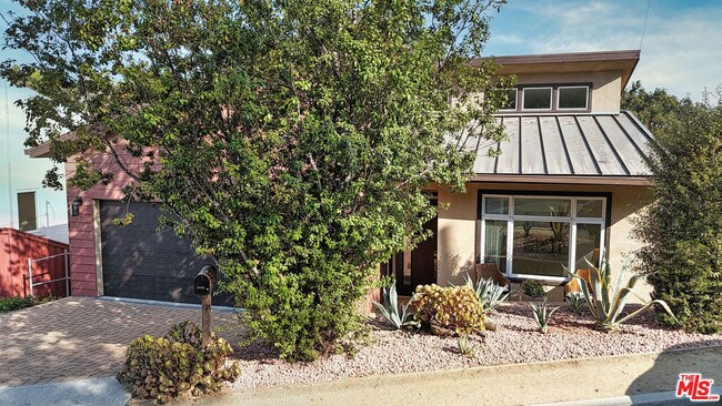 Building Photo - 2068 Cerro Gordo St